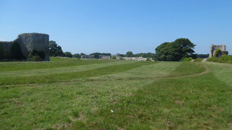 Pevensey Castle: Links normannisch, hinten und rechts römisch